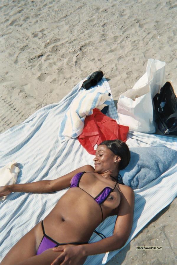 Ebony Nudity At The Beach - Steamy picture gallery of a naughty amateur black sexy hottie - Ebony Nude  Gfs. Photo #8
